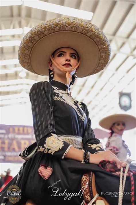 Pin De Amber Flores En Mexico Traje De Mariachi Mujer Vestidos Escaramuza Traje De Mariachi