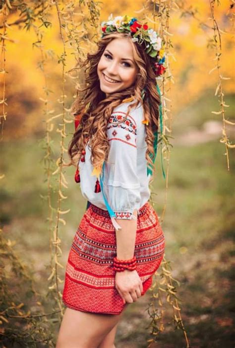 Девушка украинка в национальном костюме Ukraine Women Folk Fashion Ukraine Girls