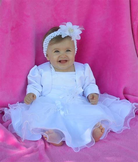 Votre enfant sera habillé avec élégance pour vivre ce jour de fête ! Photos de la robe de bapteme Rolanda - Carrefour des ...