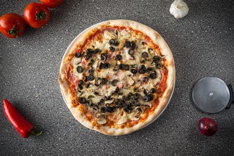 Prosciutto E Funghi - Pizza Giuseppe