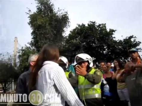 Mujer atacó a un policía con los senos YouTube