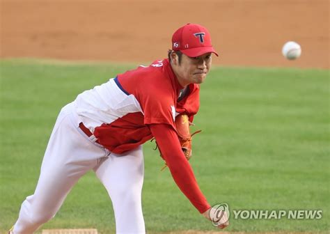 Tigers Starting Pitcher Throws Ball Yonhap News Agency