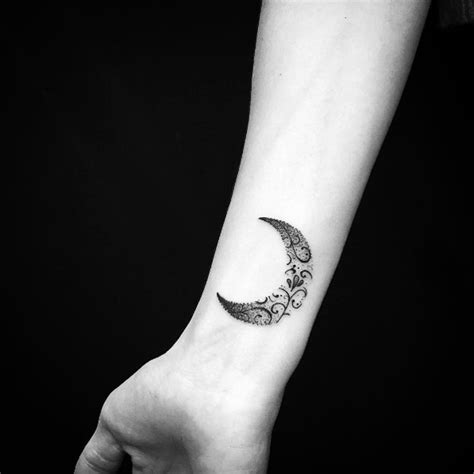 65 Adorable Wrist Tattoos All Women Should Consider Tattooblend