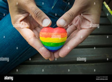 Herz Mit Regenbogen Streifen In Weibliche H Nde Lgbt Pride Flagge