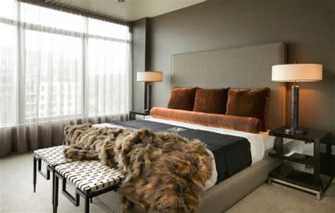 The timber flavor appears through furnishing, mirror, and floor, here. How to decorate a bedroom with brown walls