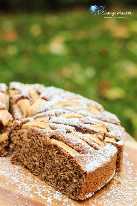 Butter, zucker und vanilleextrakt gut verrühren und nacheinander die eier dazu geben. rezept mandel gries apfelkuchen 4 - V Change Makers