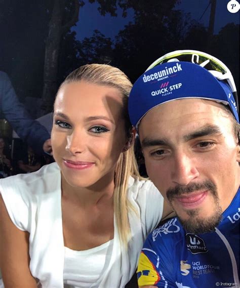 La journaliste et le coureur cycliste entretiennent une passion qu'ils apprécient parfois de partager sur instagram. Marion Rousse, selfie avec Julian Alaphilippe, photo ...