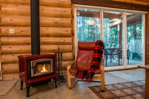 Across the road from crystal clear weston lake for swimming, and minutes away from stowel lake farm, salt spring cheese company and ruckle provincial park with over 600 hectares of forest and a network of trails rated as the best in the gulf islands. Resort on Salt Spring Island Log Chalet - Green Acres Resort