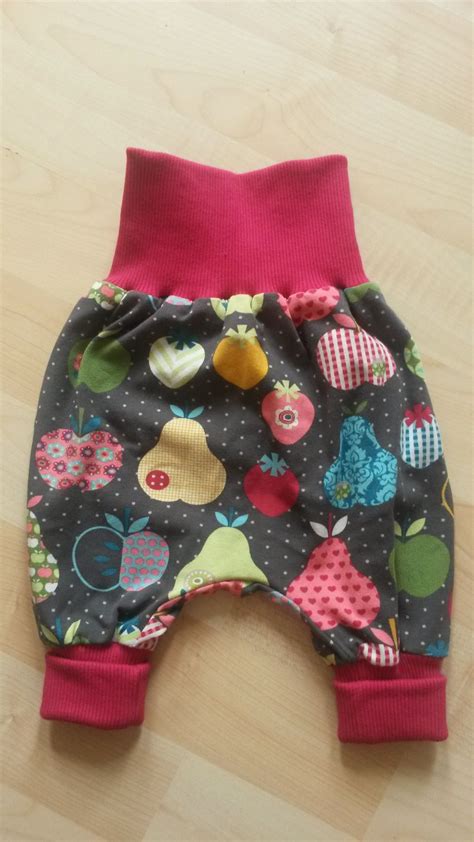 / kaum können ihre kleinsten halbwegs alleine laufen und essen, schon wollen sie unbedingt selbst jemanden noch kleineres versorgen. Pumphose von Lybstes | Schnittmuster pumphose baby ...