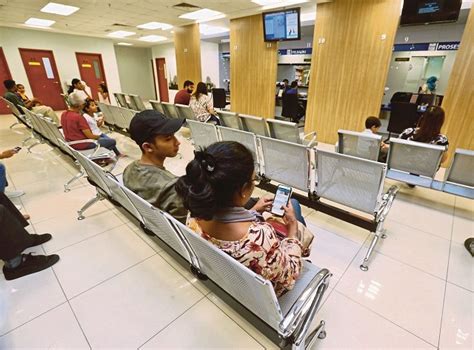 Akta kelahiran adalah dokumen pencatatan peristiwa dan status kelahiran seseorang di dinas kependudukan dan pencatatan sipil yang akta kelahiran ini didaftarkan oleh orang tua anak atau diwakilkan kepada seseorang yang sudah diberi kuasa oleh orang tua dari anak yang dilahirkan. Tempoh pendaftaran kelahiran, kematian dilanjutkan