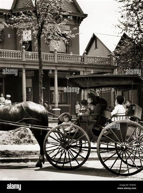 Horse Drawn Carriage Vintage Girls Hi Res Stock Photography And Images