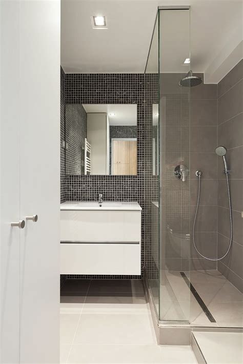 Elle doit aussi disposer d'un aménagement spatial. Petite salle de bains avec douche à l'italienne