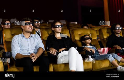 Eine Gruppe Von Menschen Sehen Filme Mit 3d Brille Im Kino Mit