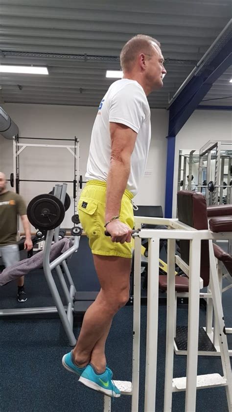 Richtige ausführung häufige fehler einfach erklärt jetzt lostrainieren! Dips - Übung für den Triceps, den Deltamuskel und den ...