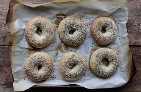 Bagels hatte ich im oktober von außen sehen die bagels fast perfekt aus. Recipes Worth Trying: Peter Reinhart's Bagels in 2020 ...