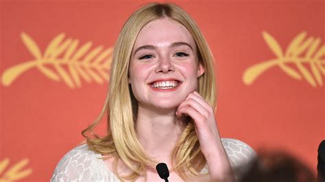 Elle Fanning Debuts New Rose Pink Hair See The Transformation Wusa