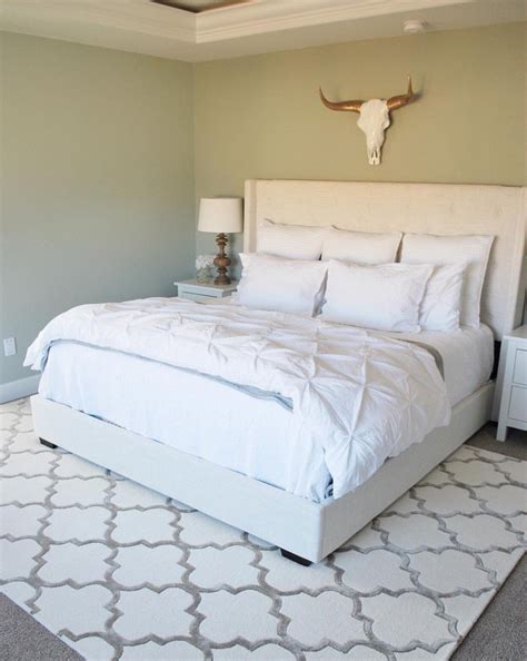 Use these rough guidelines to choose an area rug that will look good in a big bedroom. Placement Rug Under Bed : Rug Under Bed Inspiration For A ...