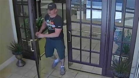 Man Who Ditched Clothes After Robbing Bank Turns Himself In Police Say