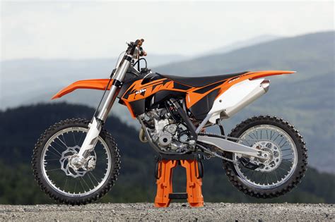 This may seem to be the reed block that the 250sx came with last year, but it isn't. 2013 KTM 250 SX‑F Gallery 492277 | Top Speed