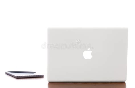 Il computer portatile apple che può essere air: Pro Retina Di Apple Macbook Su Uno Scrittorio Con ...