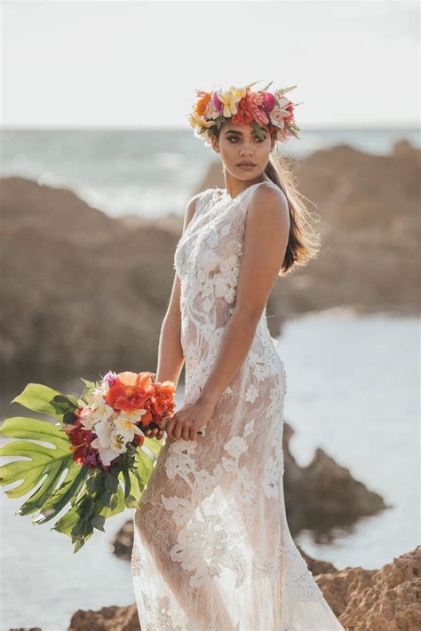 Drawing inspiration from its wild coastal setting, this textural boho wedding inspiration flows from secluded beach ceremony to laid back reception. Tropical Boho Wedding Photoshoot in Hawaii - Romantic ...