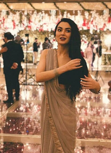 Hania Amir Flaunts Sensational Saree Look That Will Leave You Stunned