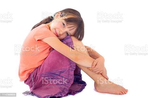여자아이 무릎 끌어안기 상장형 가벼운에 대한 스톡 사진 및 기타 이미지 Istock
