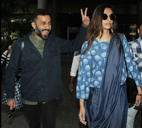 Sonam Kapoor And Her Boyfriend Anand Ahuja Spotted At Airport Photos