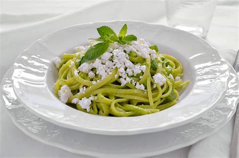 Nel frattempo tagliate i pomodorini a. Ricetta Pasta zucchine e feta - La Ricetta della Cucina ...