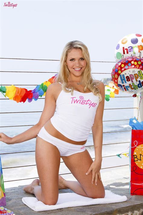 Mia Malkova Feiert Ihren Geburtstag Am Strand Porno Bilder Sex Fotos Xxx Bilder 3589624 Pictoa