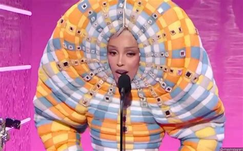 Doja Cats Worm Outfit At 2021 Mtv Vmas Becomes Twitter Meme