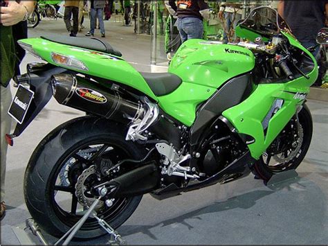 At the first glance, it's really hard to differentiate between tho. 2007 Kawasaki Ninja ZX-10R - Moto.ZombDrive.COM