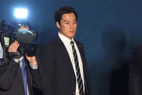 Bodyguard of south korean president moon jae in. South Korean President Bodyguard Choi Young-jae | ELLE ...