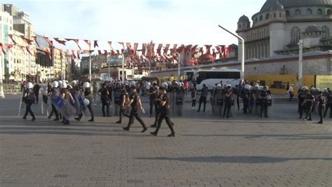 Taksim De Gezi Park Na Y R Mek Isteyen Gruba Polis M Dahale Etti Ok