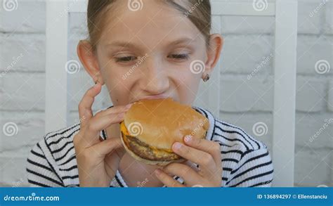 L Enfant Mangeant L Hamburger Dans Le Restaurant Enfant Mange Fille