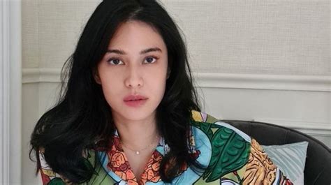 5 Artis Pertahankan Rambut Hitam Natural Sandra Dewi Hingga Titi Kamal