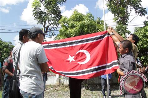 Bendera Bintang Bulan Berkibar Di Aceh Utara Antara News Aceh