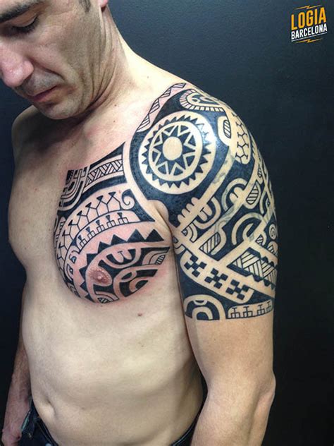 Más allá de su sentido estético, el tatuaje confería jerarquía y propiciaba el respeto comunal a quien los llevaba en su piel. ᐅTatuajes en el hombro 【Tatuajes para hombre y mujer】| Logia Tattoo