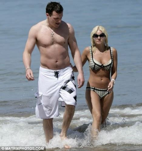 24 Star Elisha Cuthbert On The Beach Day 3 Daily Mail Online