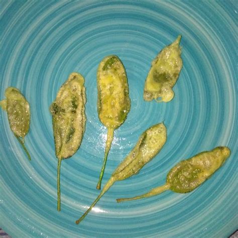 Questa ricetta prevede che le foglie siano immerse nella pastella prima di essere fritte. Salvia fritta in pastella | Ricetta | Ricette, Pastello