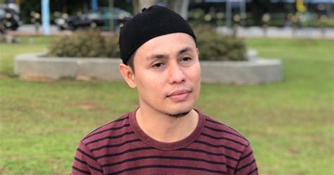 Ada gambar tattoo tengkorak di lengannya. Panggil Isteri Rasulullah 'Orang Tua', Pu Azman Mohon Maaf