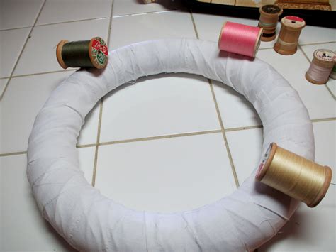 {tutorial} DIY Vintage Thread Spool Wreath | Thread spools, Spool crafts, Wooden spool crafts