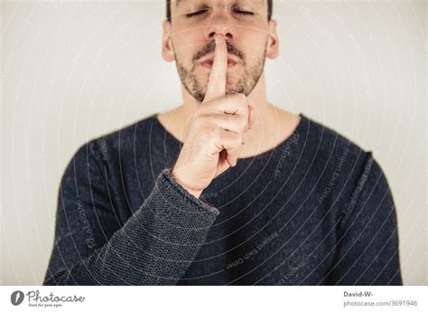 Eine Frau Hält Ihren Finger Vor Den Mund Und Macht „pssst