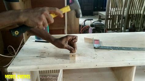 Penggaris siku waterpass atau combination square adalah alat serbaguna yang dapat membantu kita untuk mengukur panjang Alat bantu tukang( cepat Dan aman )menanamkan paku potong ...