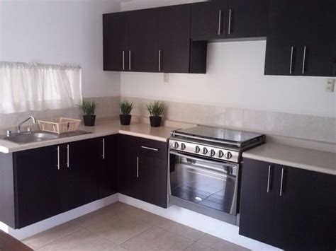 Diseñar nuestro hogar es una tarea muy divertida y más cuando tenemos nuestra primera casa o piso. 27 Ejemplos para diseñar correctamente una cocina pequeña