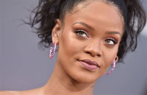 a bunch of people had no idea rihanna s last name is fenty and twitter is unforgiving complex