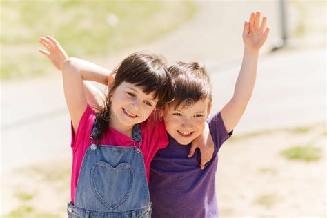 Dos Niños Felices Que Abrazan Al Aire Libre Imagen De Archivo Imagen