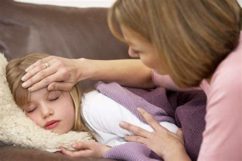 Болит живот и температура у ребенка причины недомогания и первая помощь