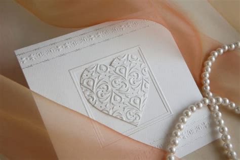 Tra le partecipazioni fai da te più eleganti vi è senz'altro quella creata con una tavoletta di legno sulla quale sono incisi i nomi degli sposi e la perché non dare vita a partecipazioni matrimonio fai da te ecologiche ? Biglietti invito matrimonio fai da te - Non sprecare