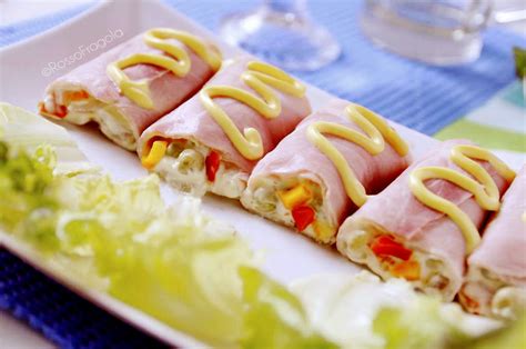 Iniziare la preparazione degli involtini disponendo su un ampio piatto piano una fetta di prosciutto alla volta. Involtini di prosciutto e insalata russa | ROSSO FRAGOLA